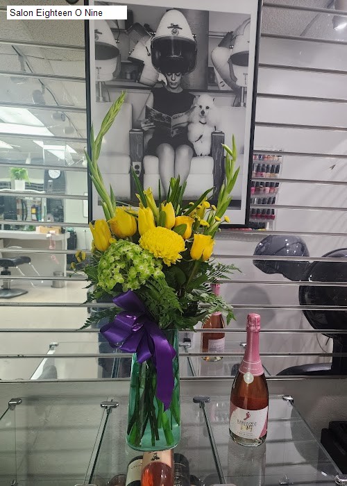 Salon Eighteen O Nine